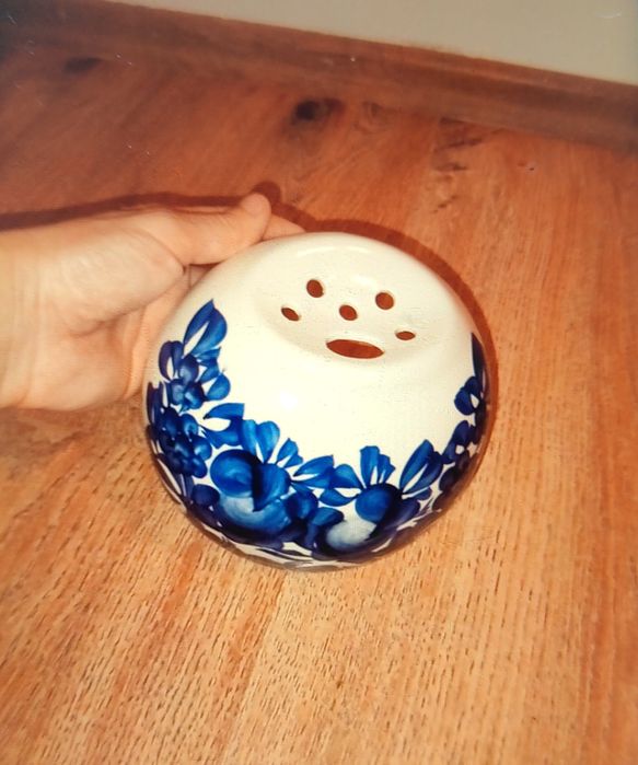 Piękny ręcznie malowany wiszący wazon fajans z czasów PRL-u.