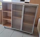Szafka stojąca z blatem kolor buk fronty ramka aluminiowa z szybą