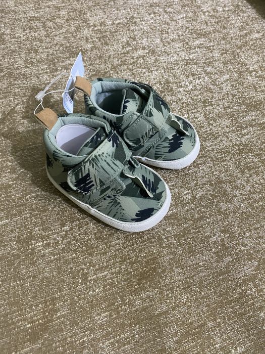 Нові дитячі кросівки