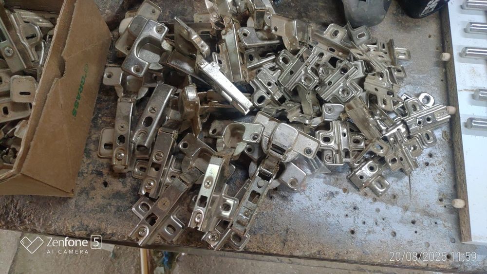 Vendo dobradiças para móveis 0,5 cada