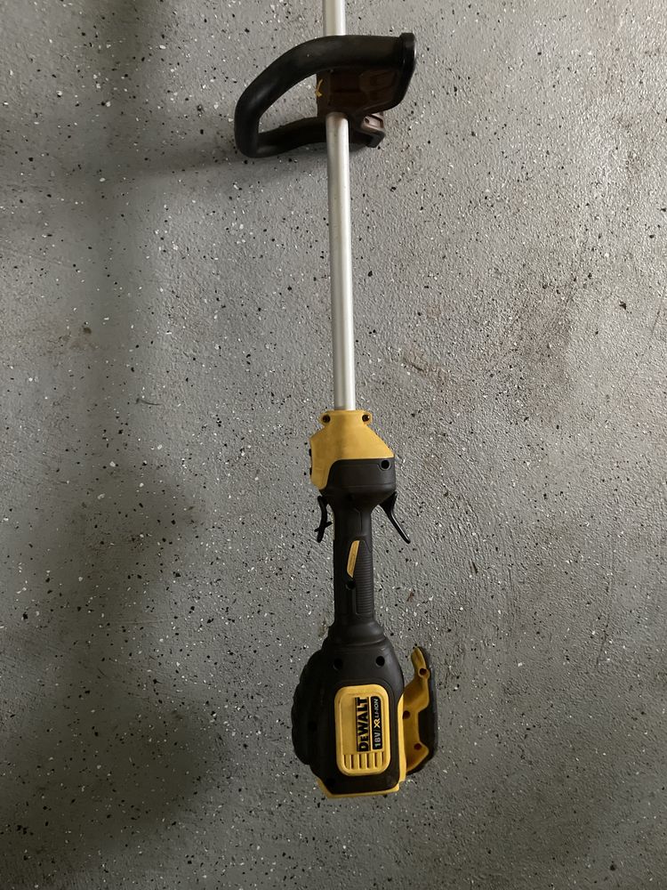 Dewalt podkaszarka dcm 561