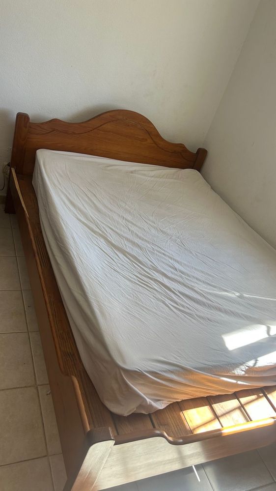 Cama colchao e criado mudo com gaveta e candeeiro