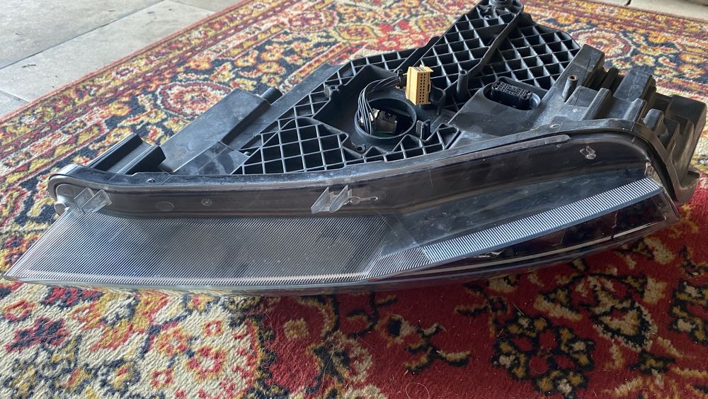 Skoda Superb 3 Lampa przód prawa biksenon , smart light assistant