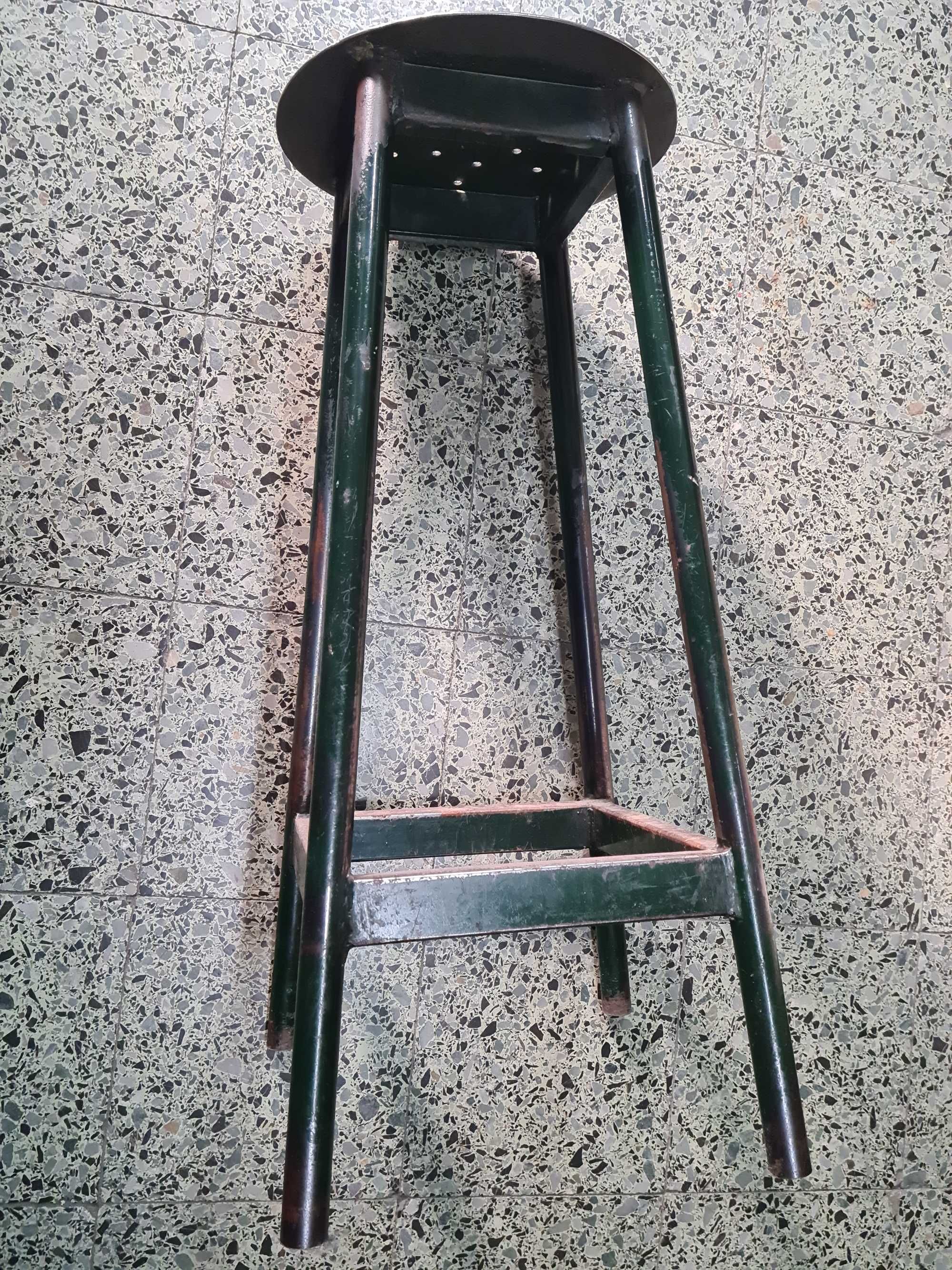 Banco pé alto em ferro