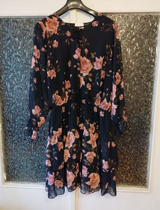 Sukienka czarna w róże plus size bianca Black rose