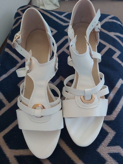 Sandálias novas, brancas, 39