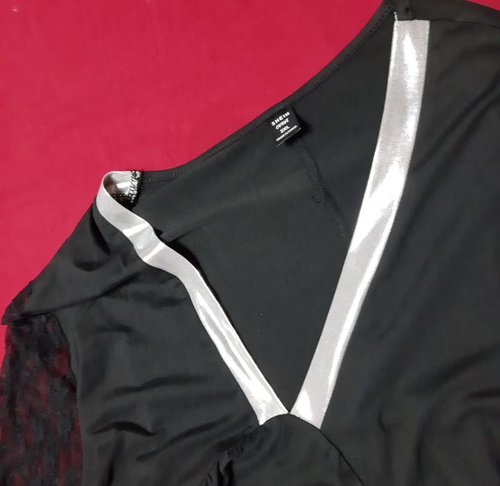 Vestido preto com detalhe prateado