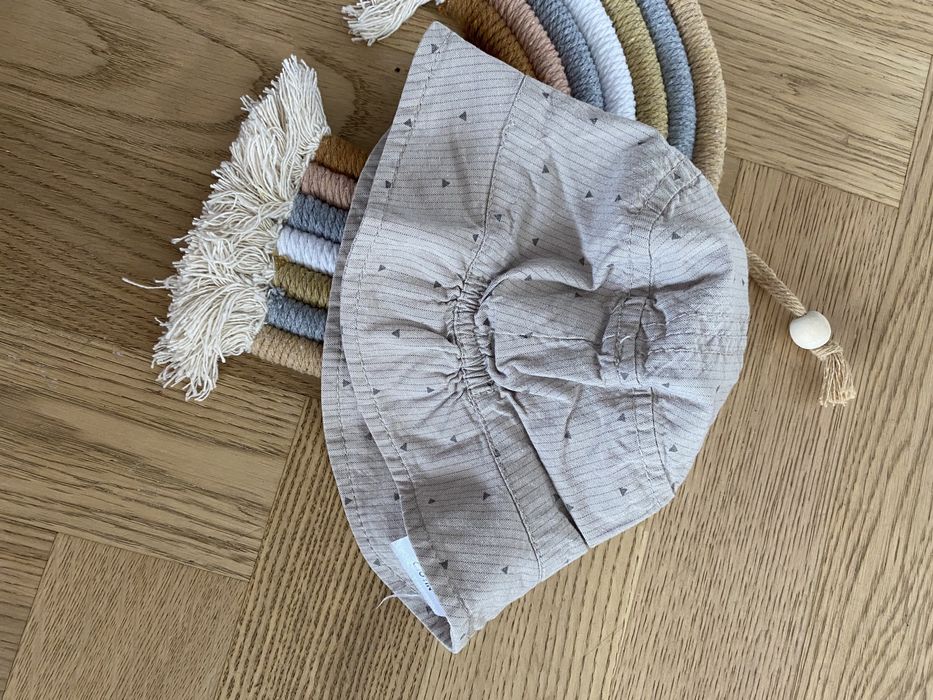 Beżowy kapelusik czapka w trójkąty cool club bawełna