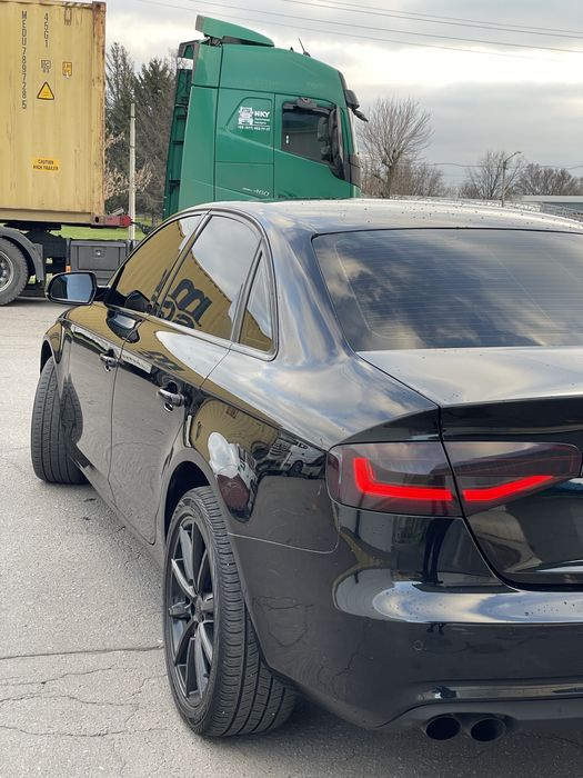 Audi A4B8 Офіційна