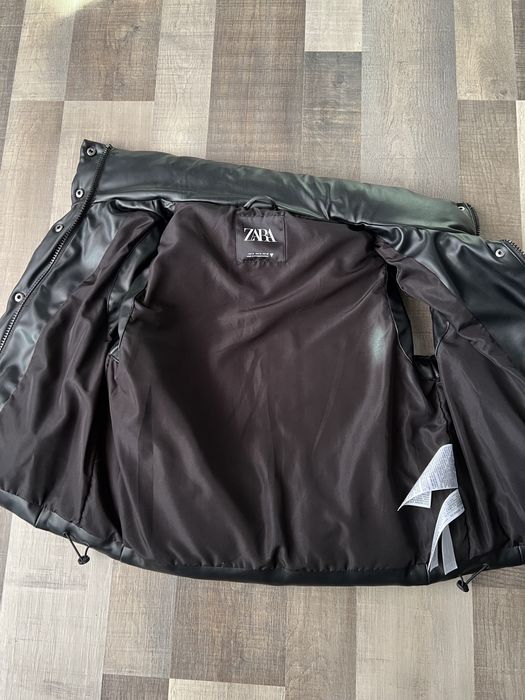 Жилетка  Zara стильна чорна розмір S эко шкіра , на затяжках в низу