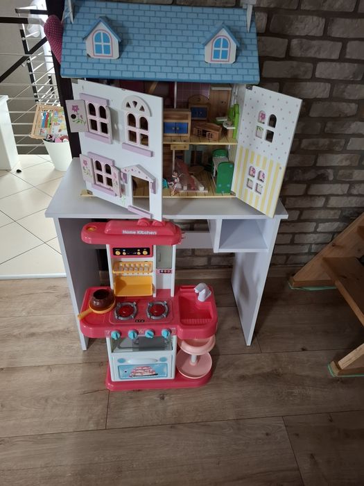 Zabawki, biurko i domek dla lalek