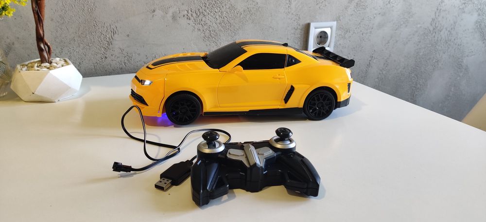 Машинка- робот бамбилбі на керуванні