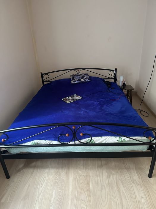 Продається двоспальне коване ліжко разом з матрацом