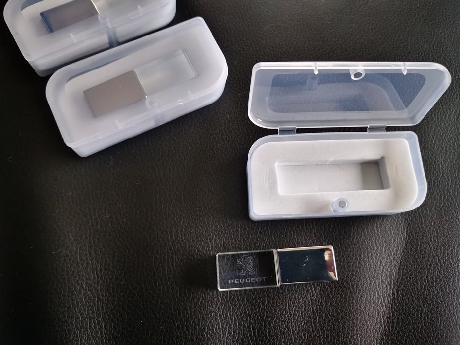 Pen peugeot  citroen /Renault 64 gb nova com portes incluídos