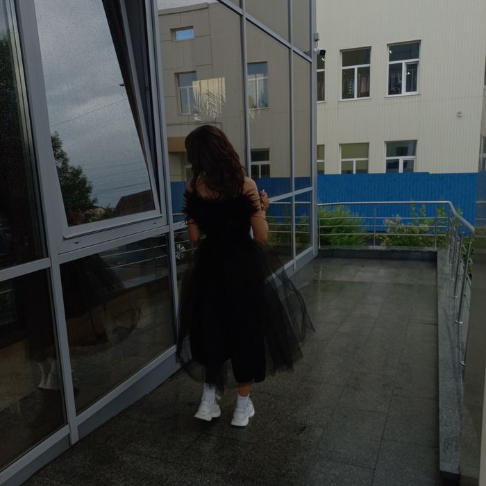 Випускна сукня чорного кольору