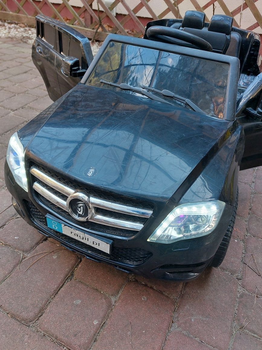 Auto na baterie dla dzieci 2-5 lat . Melodia, pasy, otwierane drzwi
