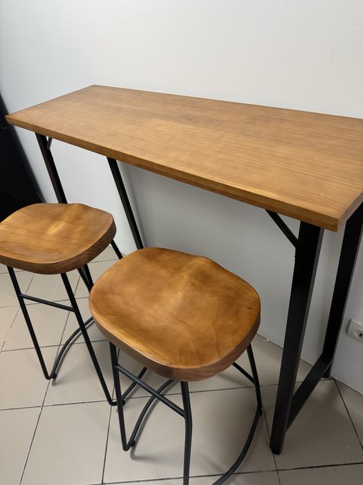 Mesa/bar com cadeiras