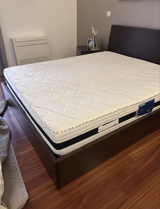 Cama madeira maciça + colchão + estrado + resguardo + carpete