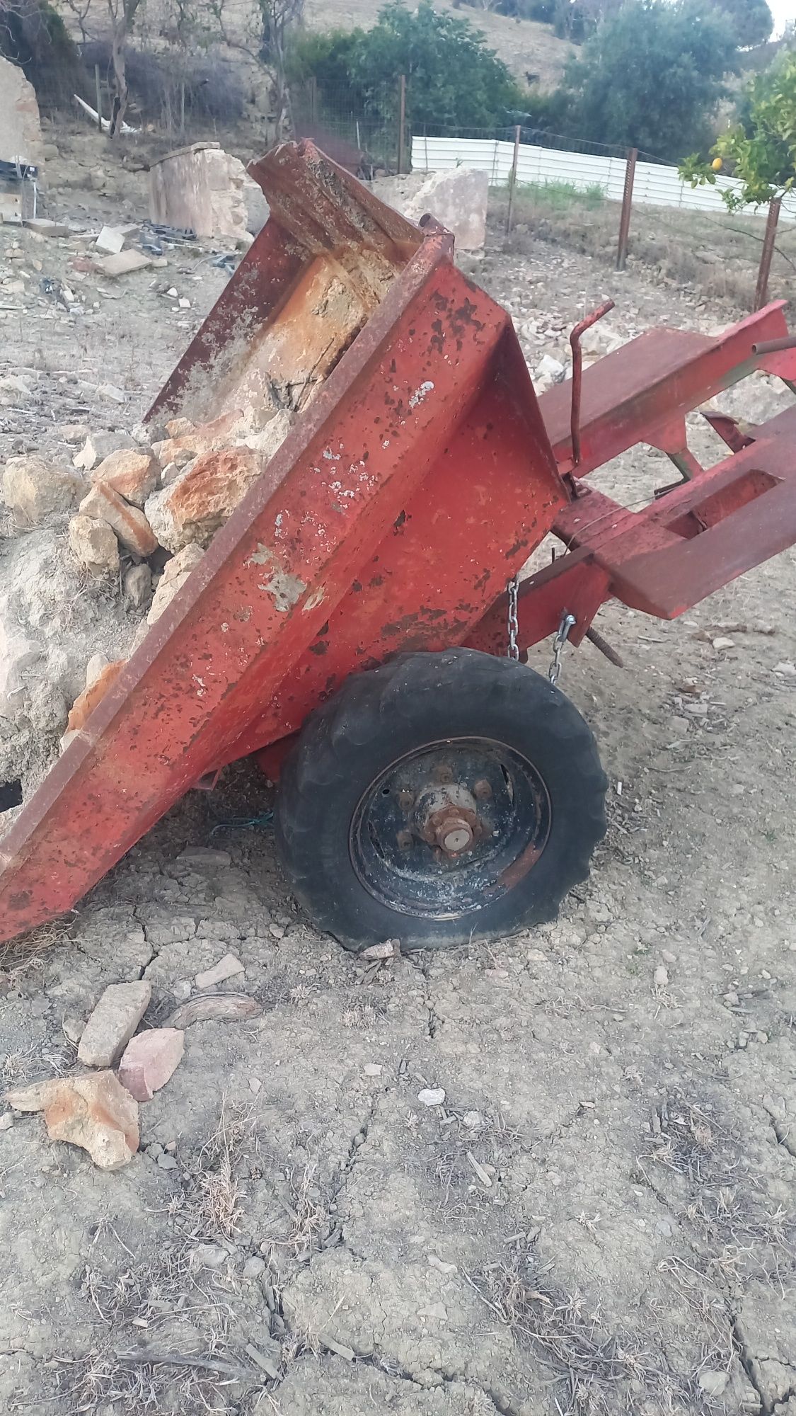 Atrelado dumper para pedra