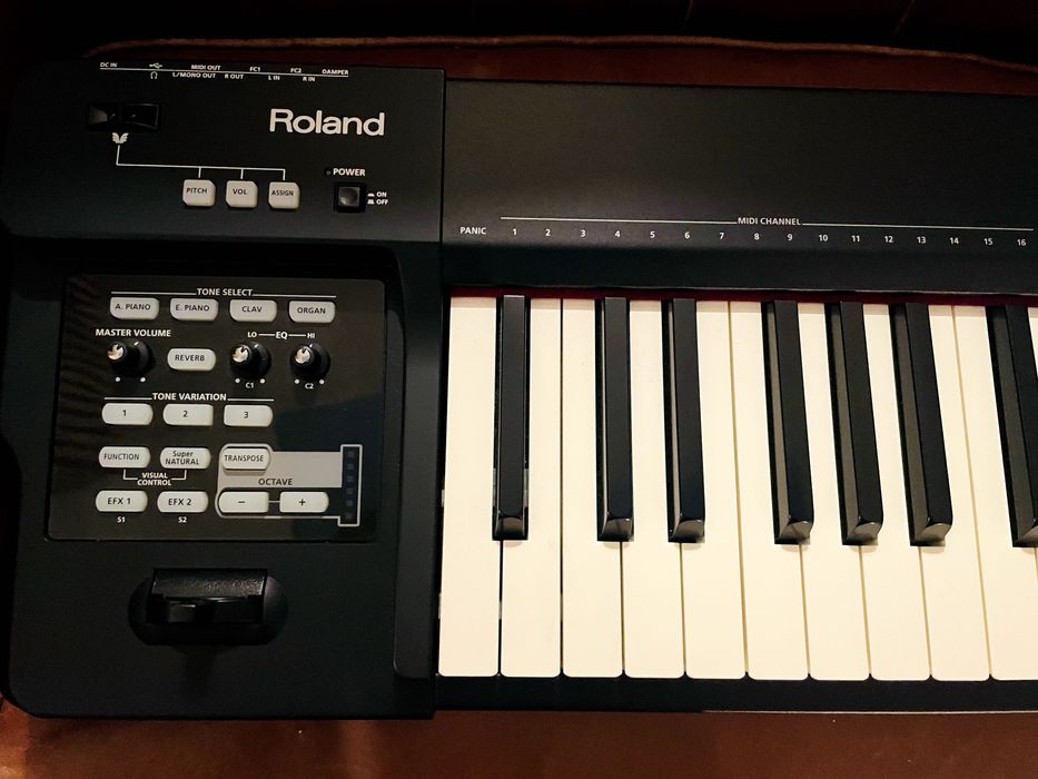 Piano digital Roland RD 64 com Case