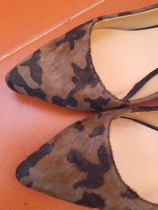 Sapatos em pêlo, estampa animal