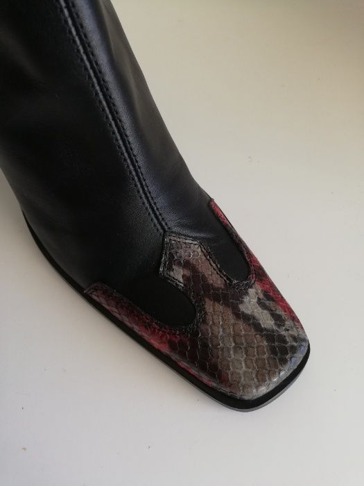 Botas de senhora em pele com biqueira em pele de cobra