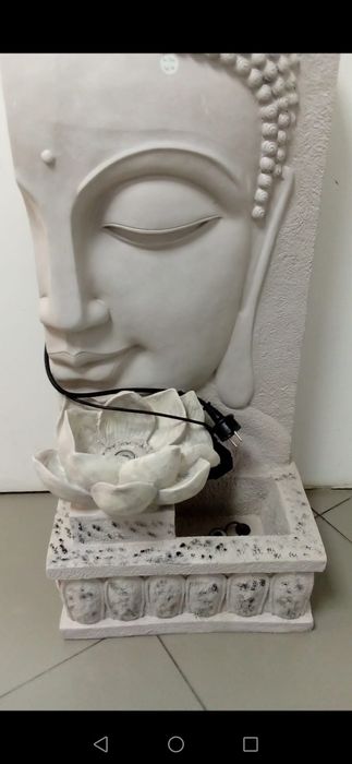 Fonte  de  água a circular   com  luz