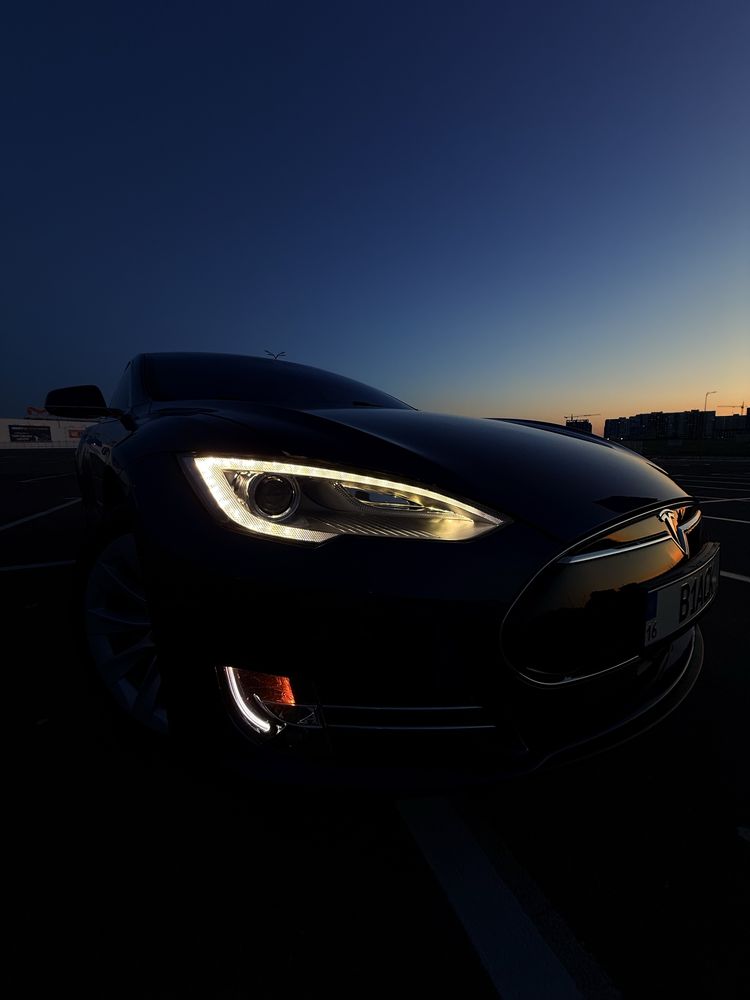Tesla Model S 2015