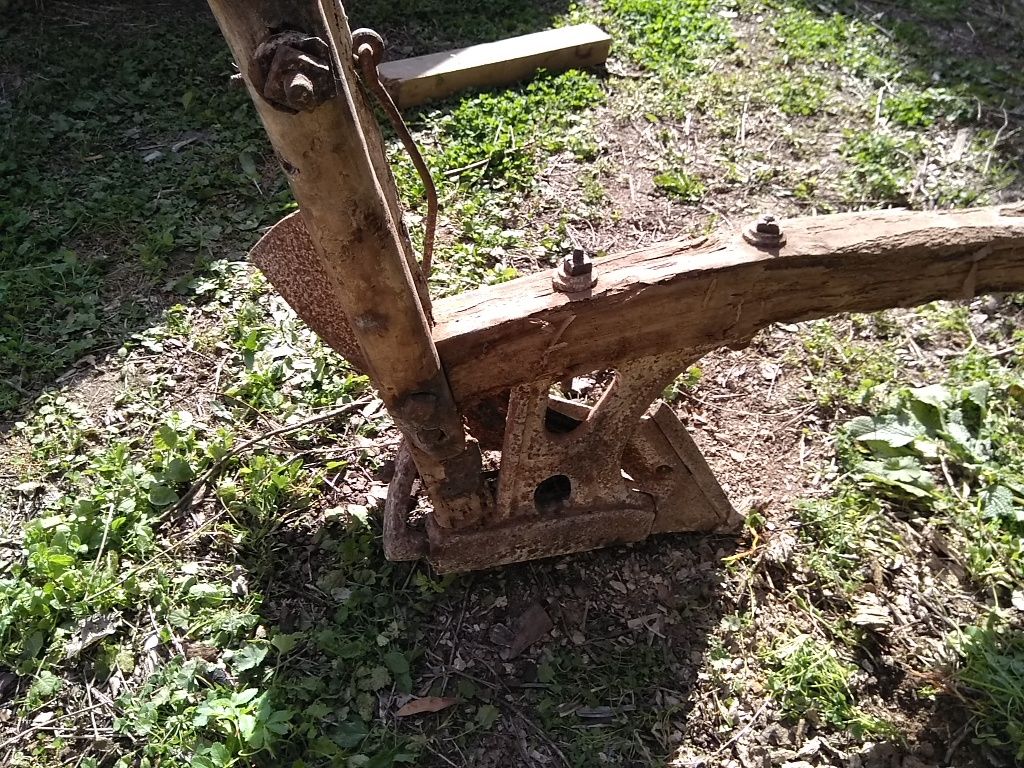 Arado antigo de ferro e madeira