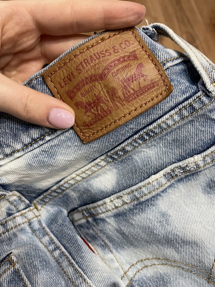 Spodnie dżinsowe jeansowe levi’s mom jeans średni stan