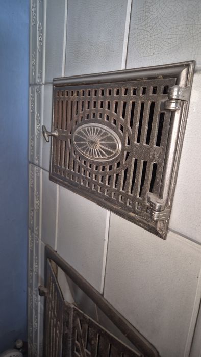 Stary piec kaflowy biały ładny wzór