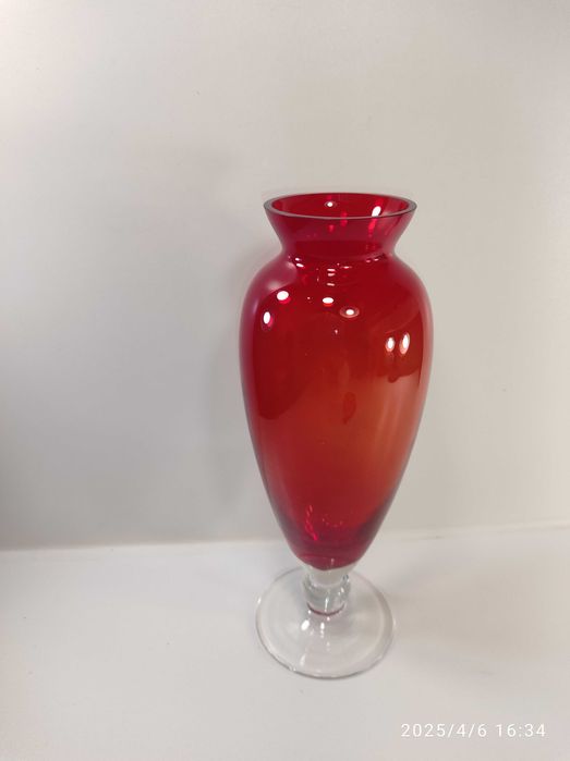 Wazon szklany czerwony na stopie Fiedorowicz HSG Ząbkowice wys 26cm