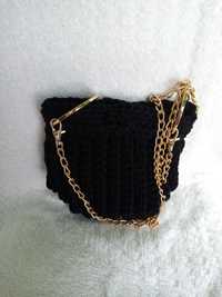 Czarna torebka ze sznurka; wykonana na szydełku