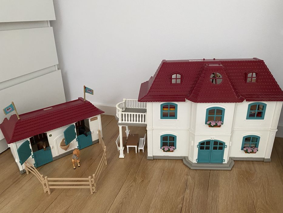 Zestaw Schleich Horse Club – dom i stajnia z końmi , stadnina konie