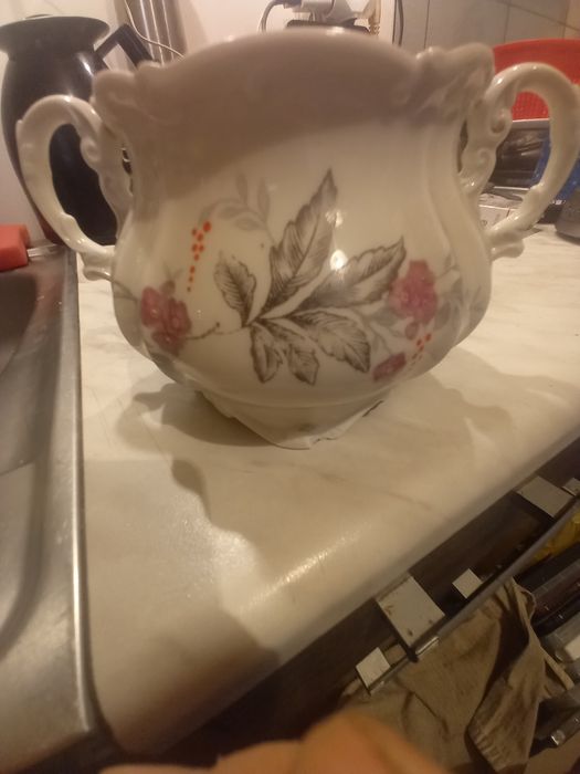 Sprzedam starą pilnowaną cukiernicze uszkodzona