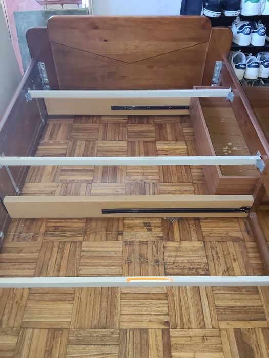 Cama de solteiro em madeira maciça com colchão incluído