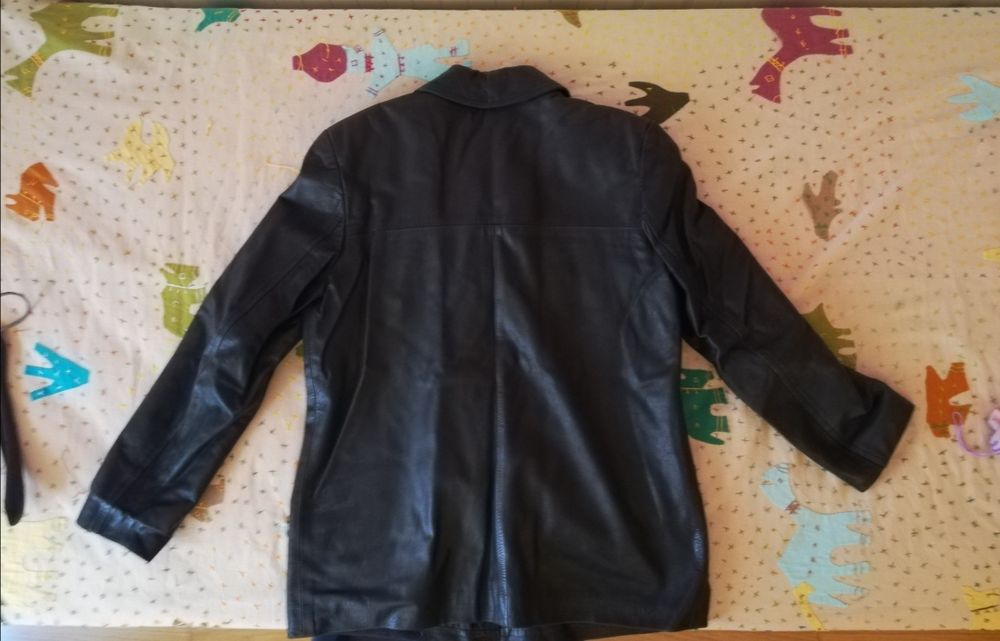 Casaco em pele, modelo vintage de cor preta, tamanho 36