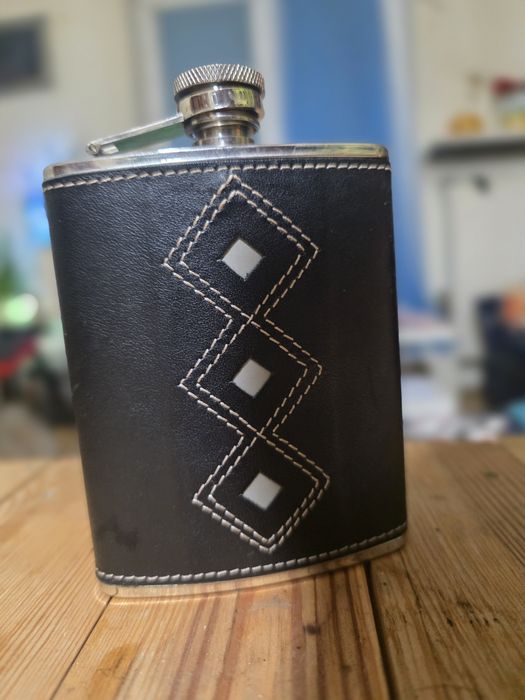 Ręcznie wykonana piersiówka w skórze – duża 18 × 15 cm
Solidna piersió