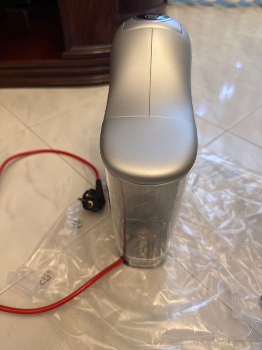 Máquina de café Dolce Gusto Génio S automática semi nova