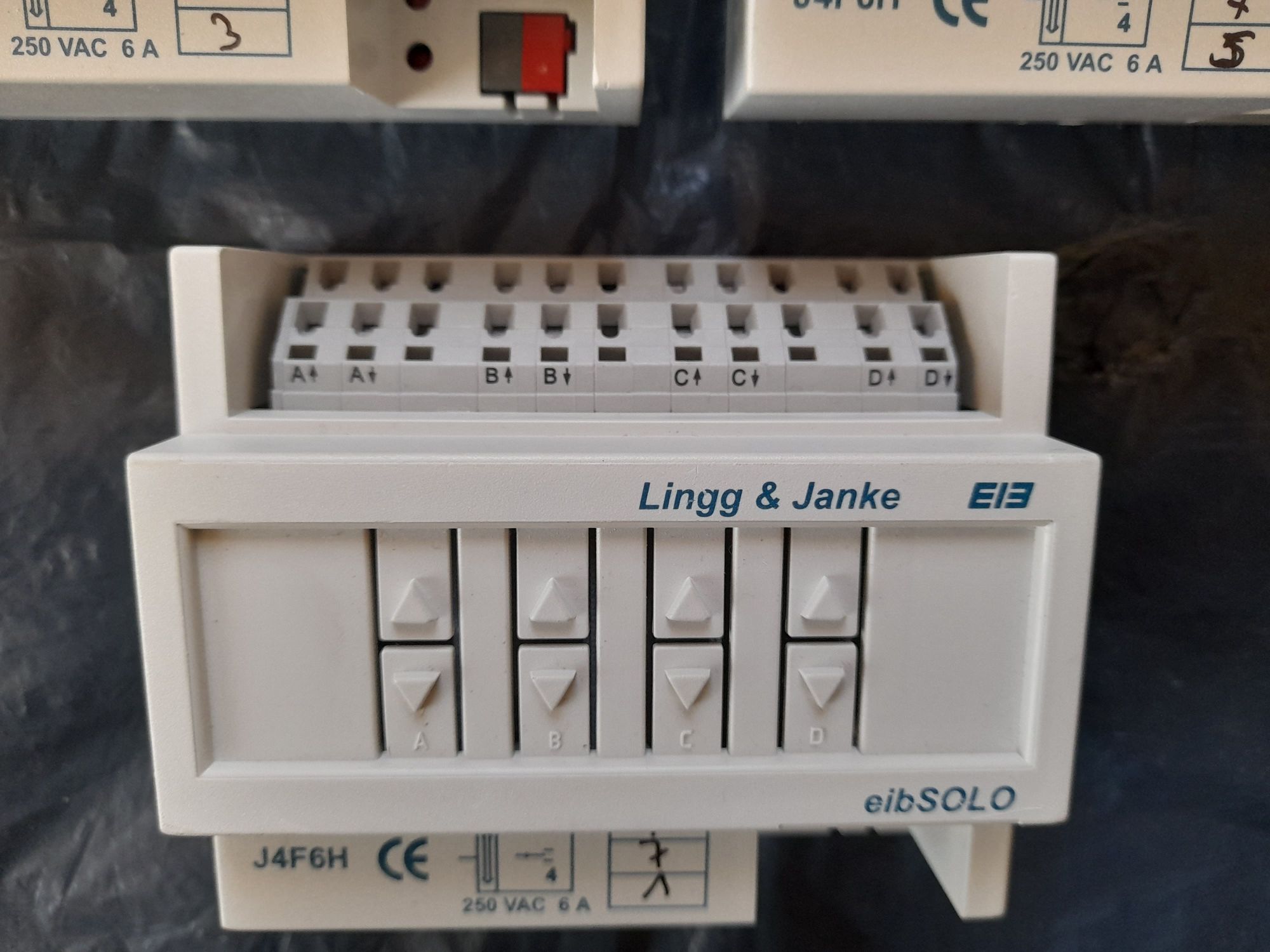 Модуль управления жалюзи LINGG-JANKE J4F6H  4x канальный КNX