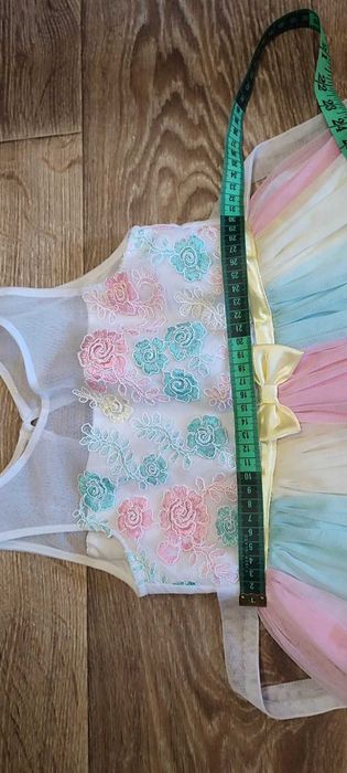 Продам святкове плаття  для дівчини 5-7 років