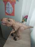 Dinozaur Tirex wydaje dźwięk i chodzi