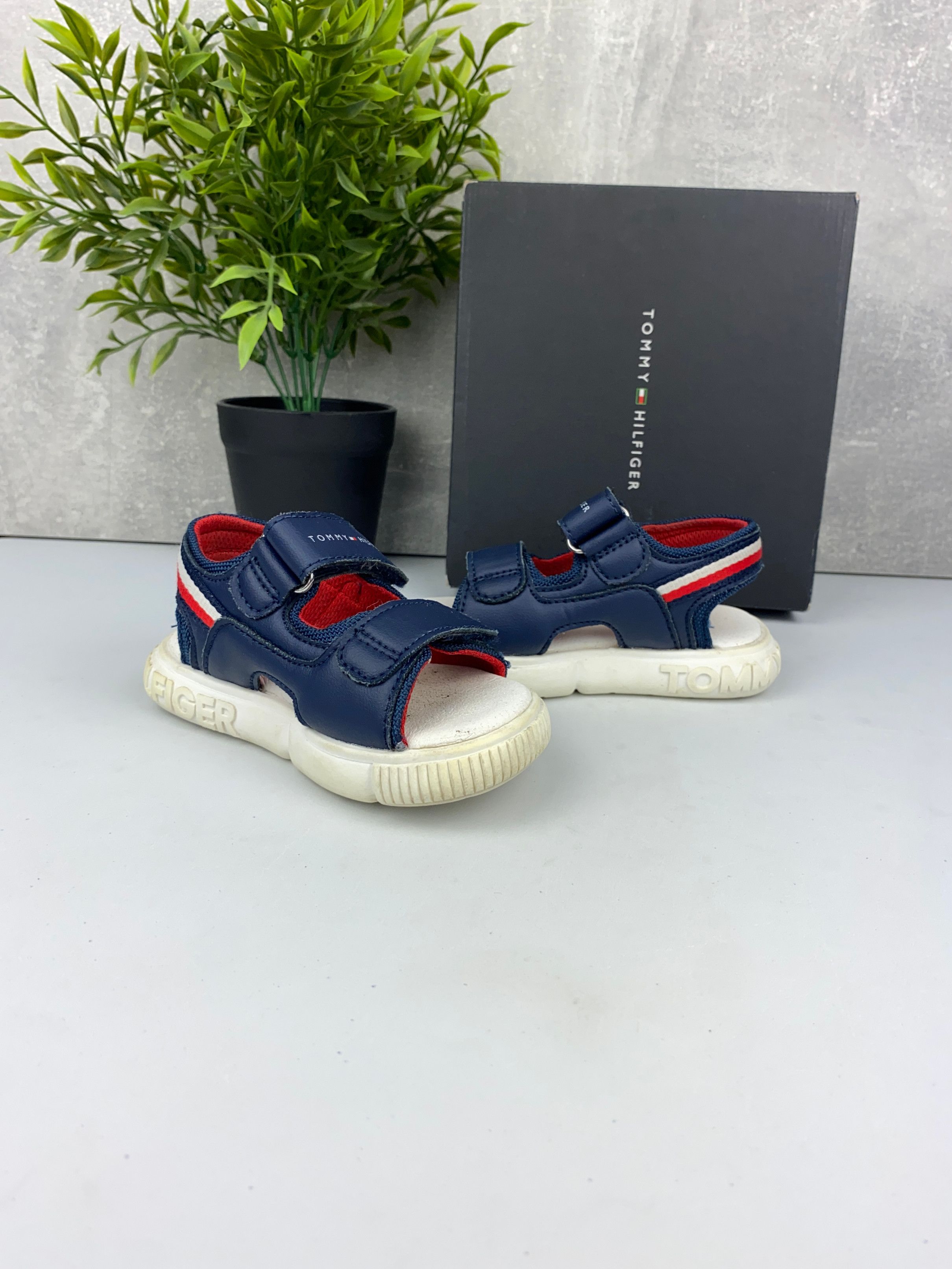 Bardzo dobre / buty sandały / Tommy Hilfiger / r. 23