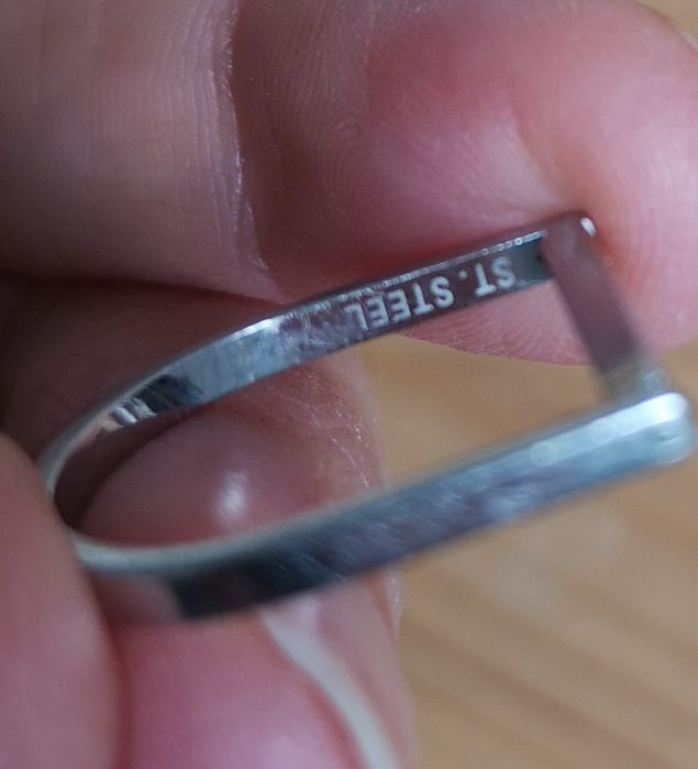 Pierścionek podkowa ze stali szlachetnej