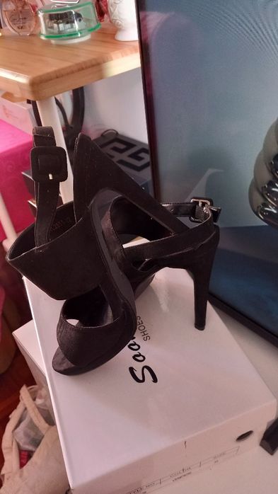 Sandalia alta em bom estado