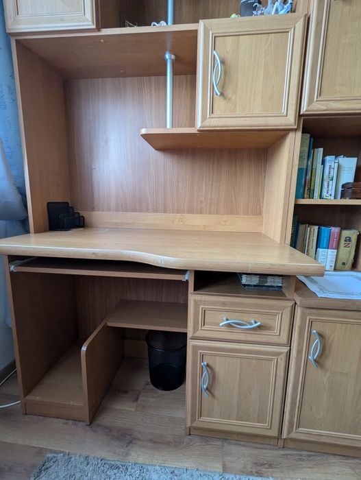 Meblościanka z biurkiem i szafą