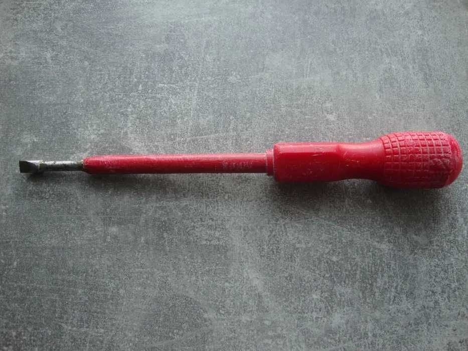 Śrubokręt wkrętak płaski 8 mm. izolowany 1000 V. Made in Germany.