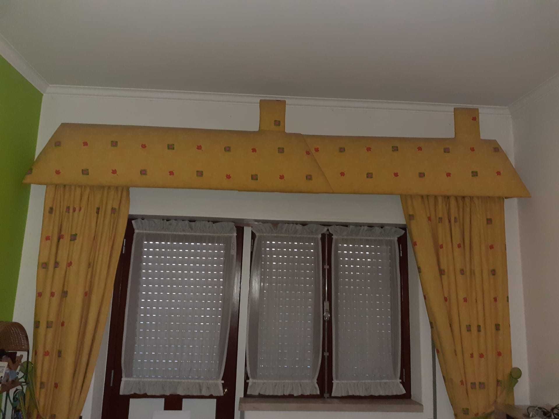 Cortinados com sanefa de madeira almofadada forrada com cortinado