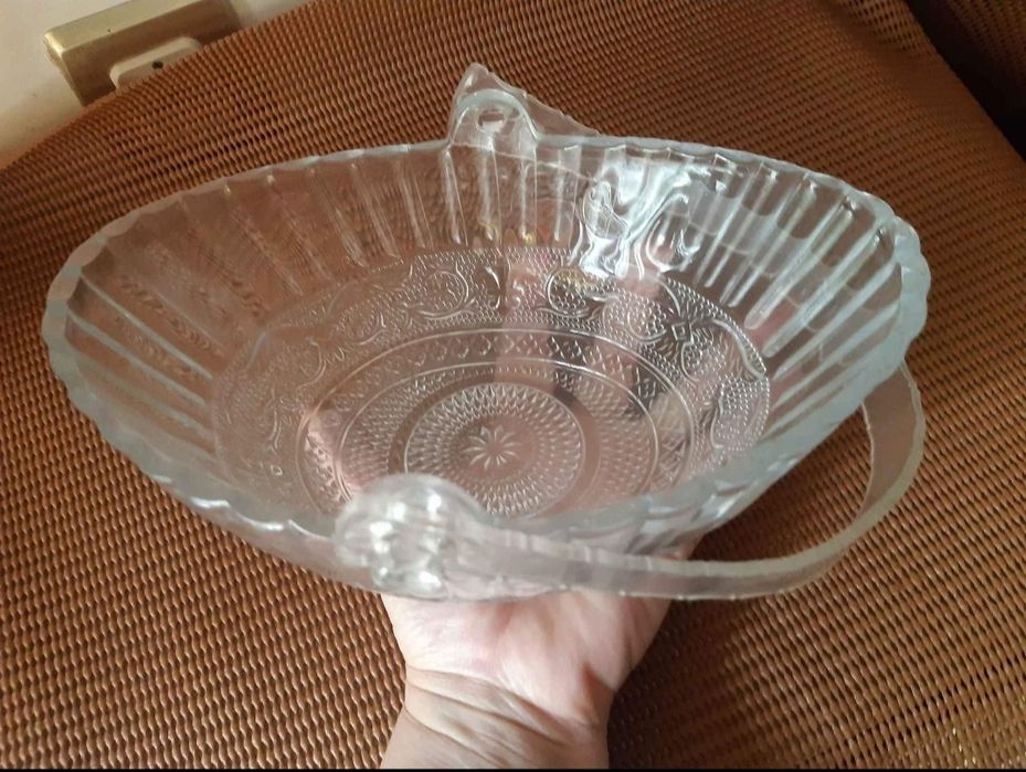 Taça em vidro trabalhado, com asa em plastico
Para desocupar