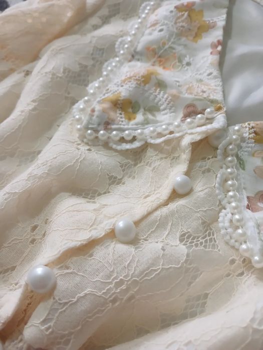 Блуза з мереживом, вишитим комірцем і перлинками